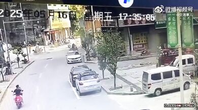 Balvan prosvištěl ulicí a jen o vlásek minul skútraře