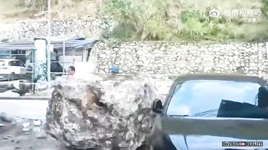 Balvan prosvištěl ulicí a jen o vlásek minul skútraře