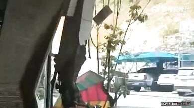 Balvan prosvištěl ulicí a jen o vlásek minul skútraře