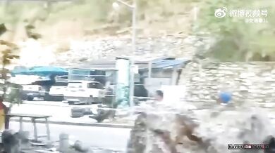 Balvan prosvištěl ulicí a jen o vlásek minul skútraře