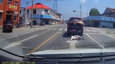 Dvojčata vypadla z auta během jízdy!