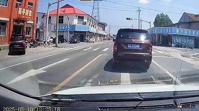 Dvojčata vypadla z auta během jízdy!