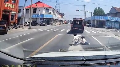 Dvojčata vypadla z auta během jízdy!