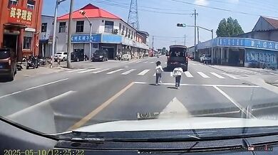 Dvojčata vypadla z auta během jízdy!