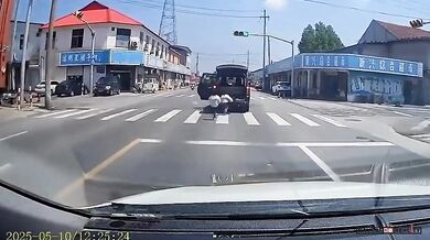 Dvojčata vypadla z auta během jízdy!