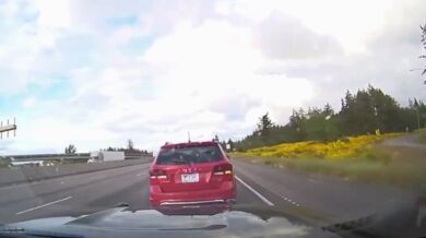 Dva podezřelí z krádeže zatčeni po nehodě během policejní honičky