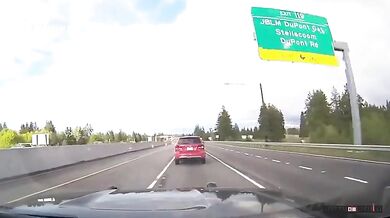 Dva podezřelí z krádeže zatčeni po nehodě během policejní honičky