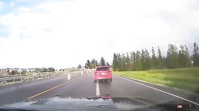 Dva podezřelí z krádeže zatčeni po nehodě během policejní honičky