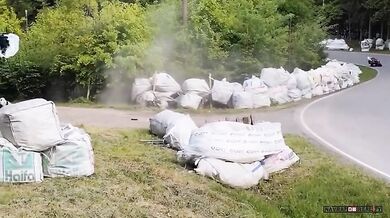 Nehoda závodníka během motocyklového závodu v Hořicích