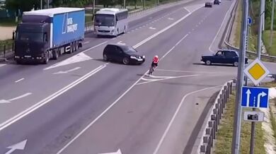 Řidič nedal přednost cyklistovi na křižovatce
