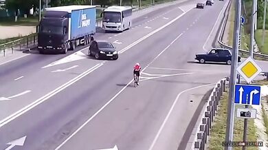 Řidič nedal přednost cyklistovi na křižovatce