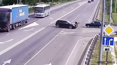Řidič nedal přednost cyklistovi na křižovatce