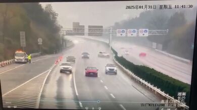 Dopravní nehoda: Smyk v dešti skončil srážkou silničáře na dálnici