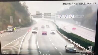 Dopravní nehoda: Smyk v dešti skončil srážkou silničáře na dálnici