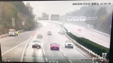 Dopravní nehoda: Smyk v dešti skončil srážkou silničáře na dálnici