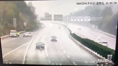 Dopravní nehoda: Smyk v dešti skončil srážkou silničáře na dálnici