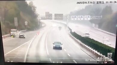 Dopravní nehoda: Smyk v dešti skončil srážkou silničáře na dálnici