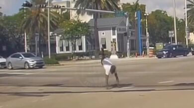 Řidič elektrického skútru jen o vlásek unikl vážné dopravní nehodě