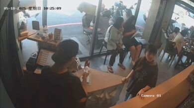 Auto vjelo do kavárny na Tchaj-wanu - zranilo 13 lidí