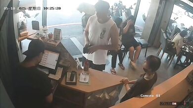 Auto vjelo do kavárny na Tchaj-wanu - zranilo 13 lidí