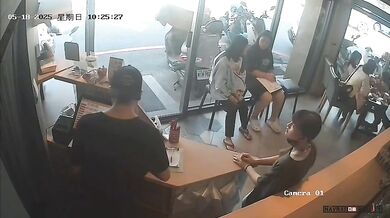Auto vjelo do kavárny na Tchaj-wanu - zranilo 13 lidí