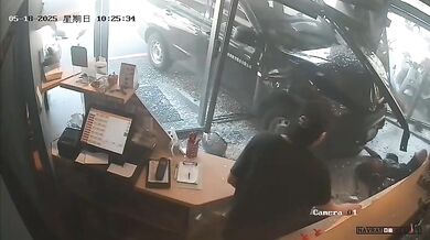 Auto vjelo do kavárny na Tchaj-wanu - zranilo 13 lidí