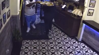 Majitel restaurace v USA hledá muže, který úmyslně shodil tác s jídlem