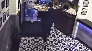 Majitel restaurace v USA hledá muže, který úmyslně shodil tác s jídlem