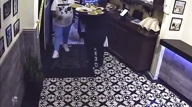 Majitel restaurace v USA hledá muže, který úmyslně shodil tác s jídlem