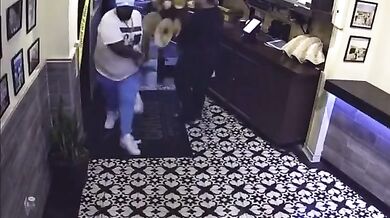 Majitel restaurace v USA hledá muže, který úmyslně shodil tác s jídlem