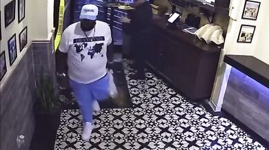 Majitel restaurace v USA hledá muže, který úmyslně shodil tác s jídlem