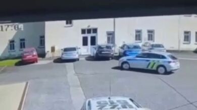 V Rumburku policistku přejelo její vlastní služební auto