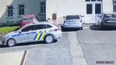 V Rumburku policistku přejelo její vlastní služební auto
