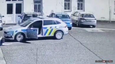 V Rumburku policistku přejelo její vlastní služební auto