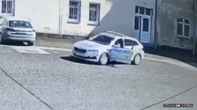 V Rumburku policistku přejelo její vlastní služební auto