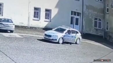 V Rumburku policistku přejelo její vlastní služební auto