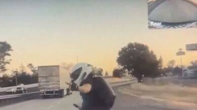 Road Rage mezi motorkáři a řidičem automobilu skončil brutální nehodou