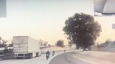 Road Rage mezi motorkáři a řidičem automobilu skončil brutální nehodou