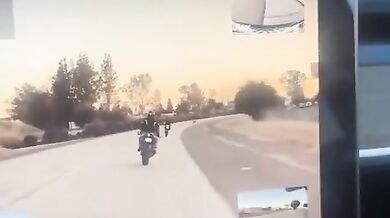 Road Rage mezi motorkáři a řidičem automobilu skončil brutální nehodou