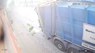 Popelářský vůz přejel muže