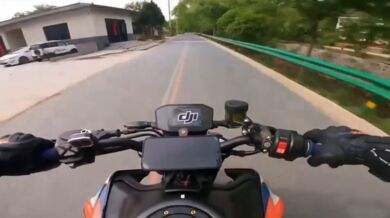 Motorkář nevybral zatáčku na mostě...