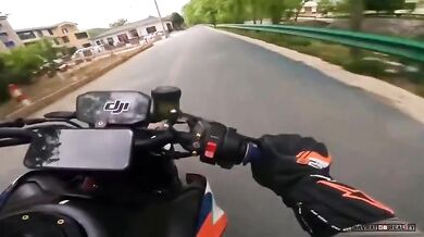 Motorkář nevybral zatáčku na mostě...