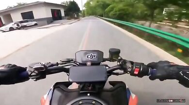 Motorkář nevybral zatáčku na mostě...