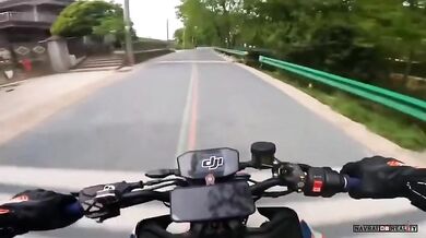 Motorkář nevybral zatáčku na mostě...