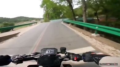 Motorkář nevybral zatáčku na mostě...