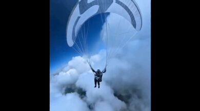 Paraglidista přežil let v bouřkovém mraku ve výšce dopravního letadla