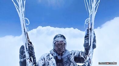 Paraglidista přežil let v bouřkovém mraku ve výšce dopravního letadla