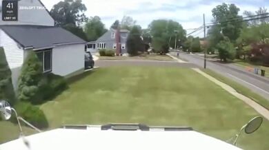 Nákladní vůz narazil do domu v New Jersey - řidič měl záchvat