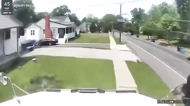 Nákladní vůz narazil do domu v New Jersey - řidič měl záchvat