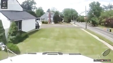 Nákladní vůz narazil do domu v New Jersey - řidič měl záchvat